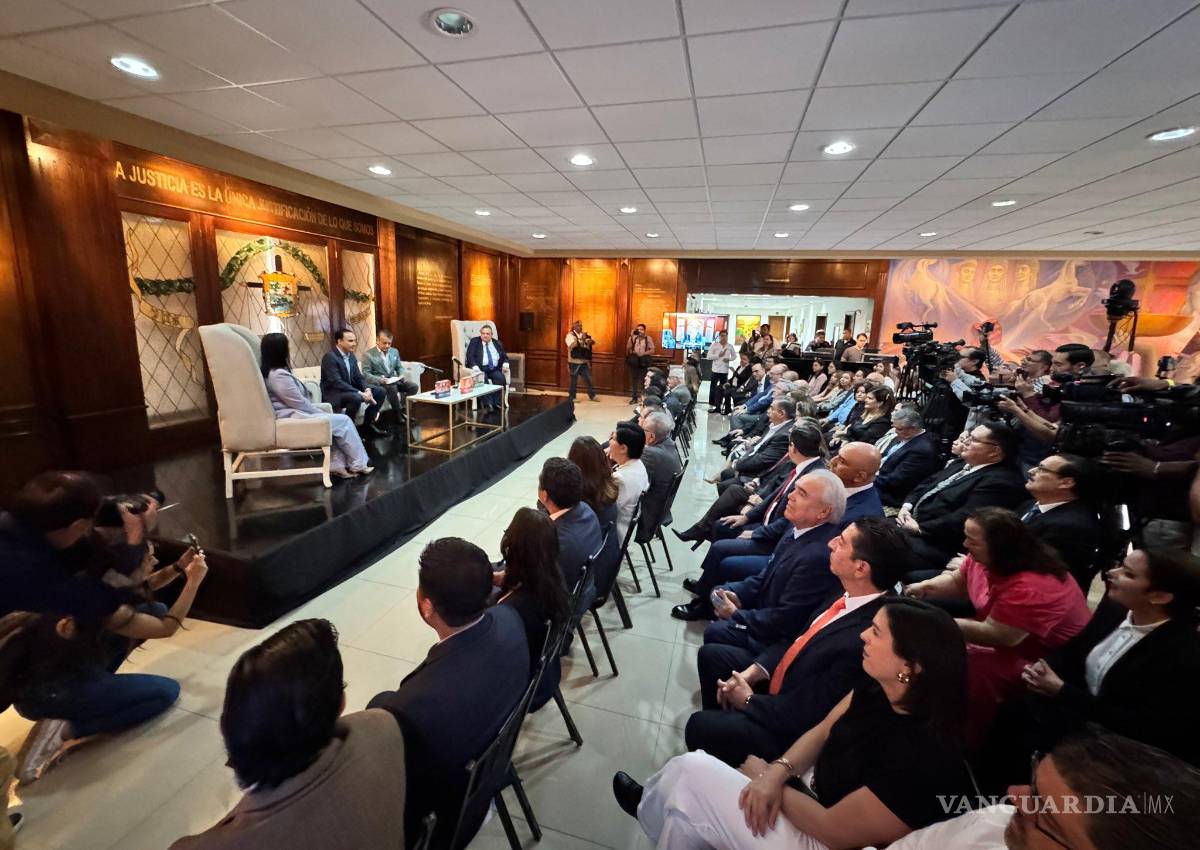 Develan placa y presentan libro que narra la historia del Poder Judicial de Coahuila