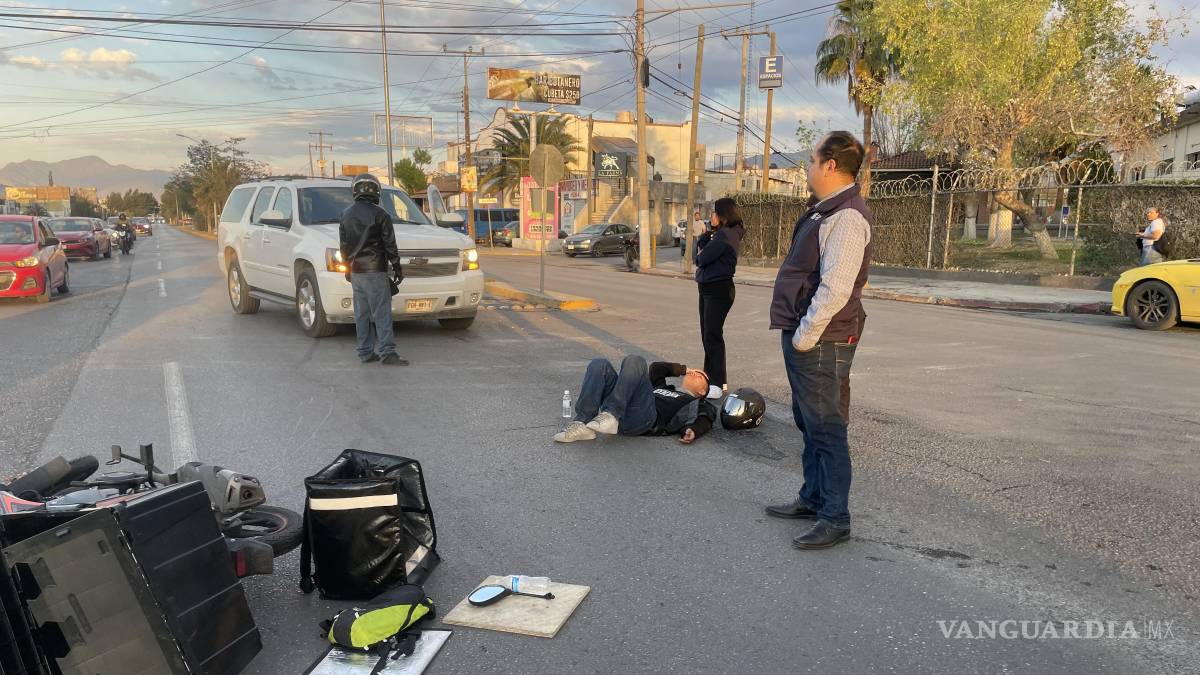 Conductora se pasa el alto y embiste a motociclista, dejándolo herido, en Saltillo