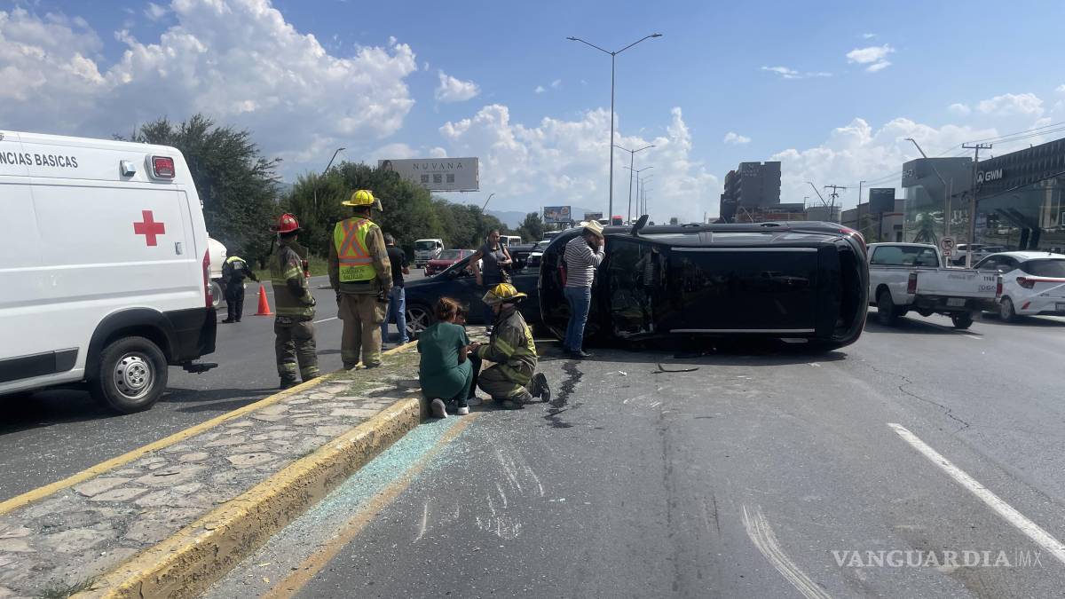 Choque con volcadura paraliza bulevar Carranza, en Saltillo