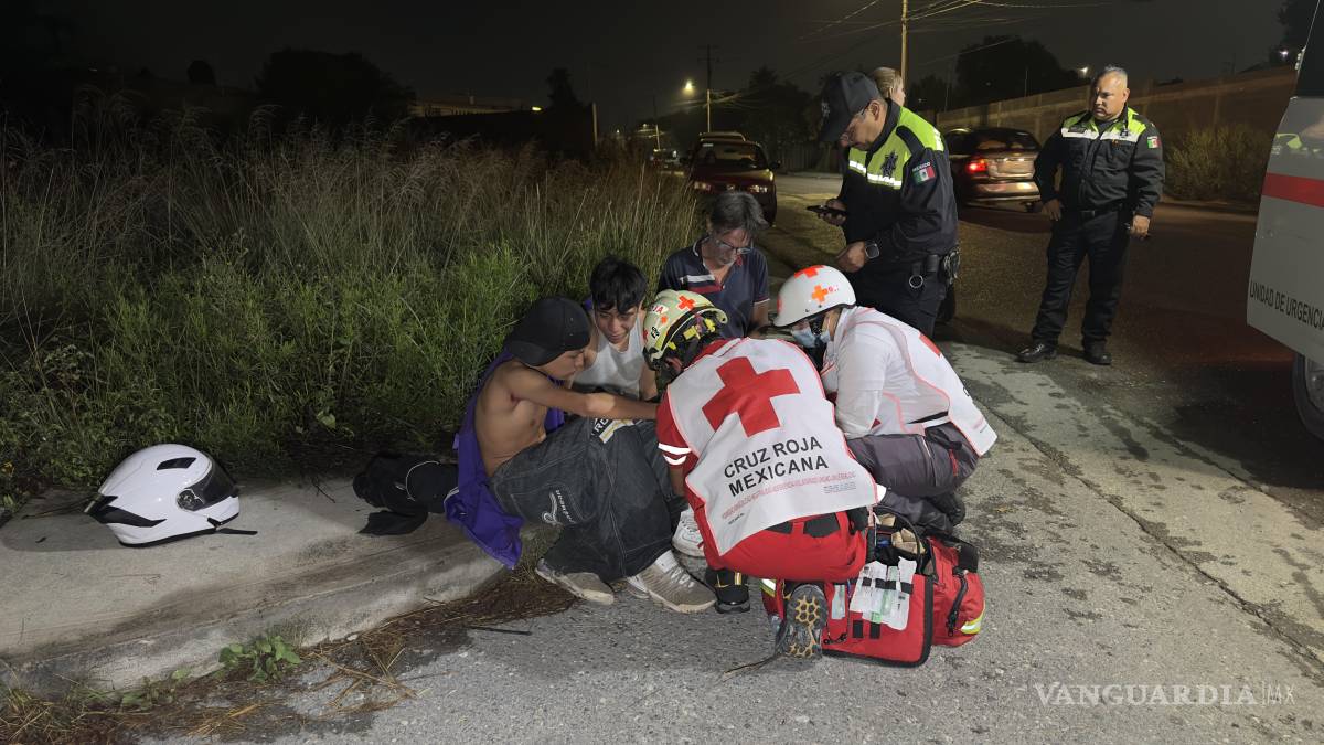 Adolescentes en moto terminan derribados por un tractocamión en Lomas de Lourdes