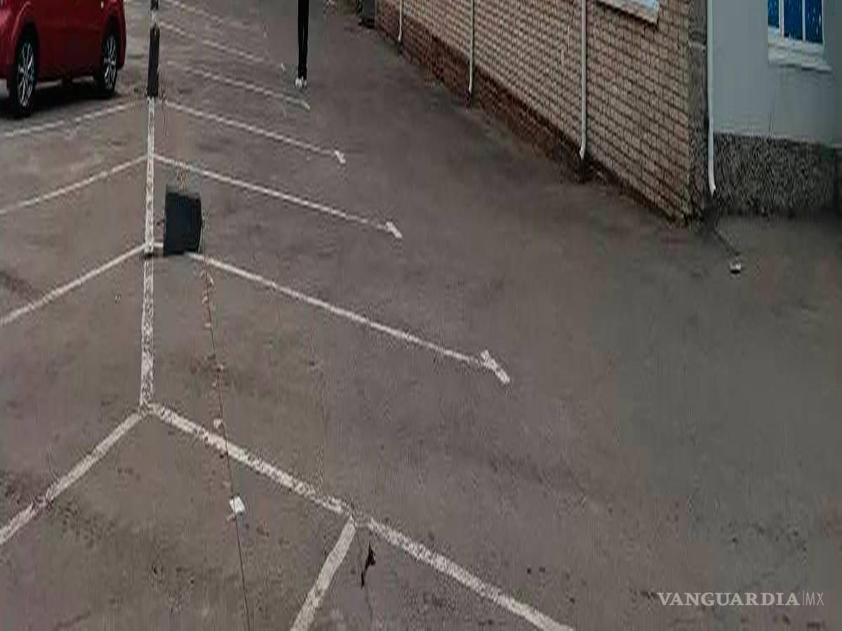 $!En la imagen se observa el humo que sale de un edificio dañado tras un ataque con drones ucranianos en las afueras de Moscú el jueves 18 de junio de 2026.