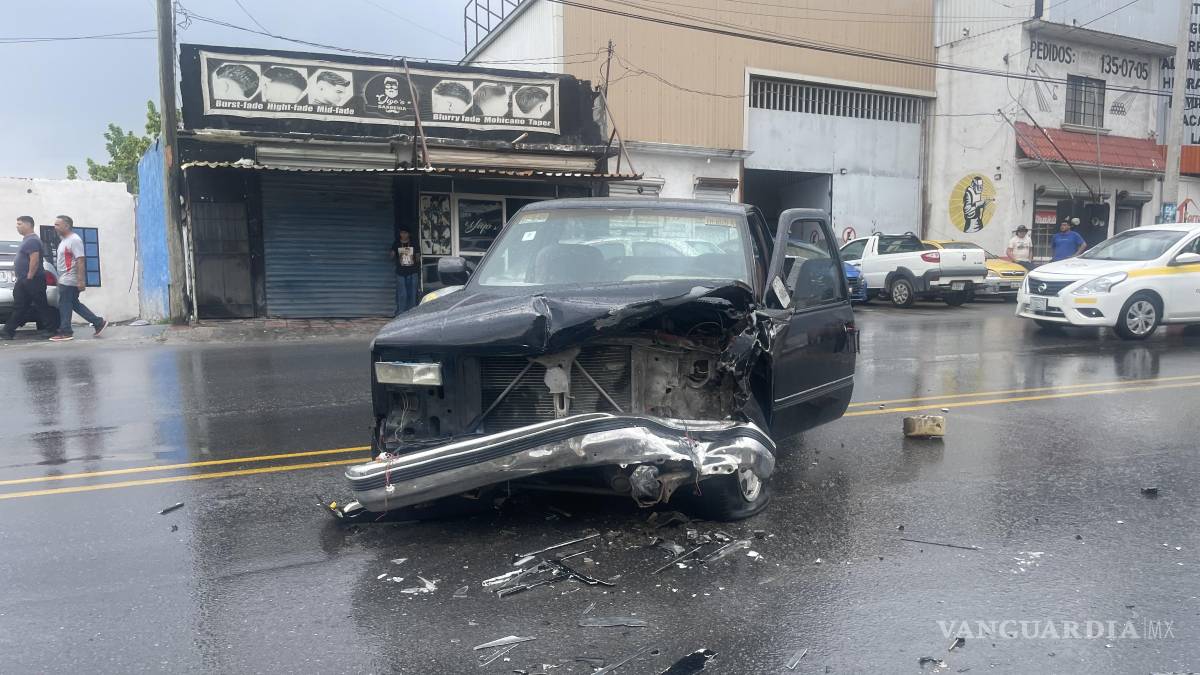 Pavimento mojado provoca aparatoso accidente, en Saltillo