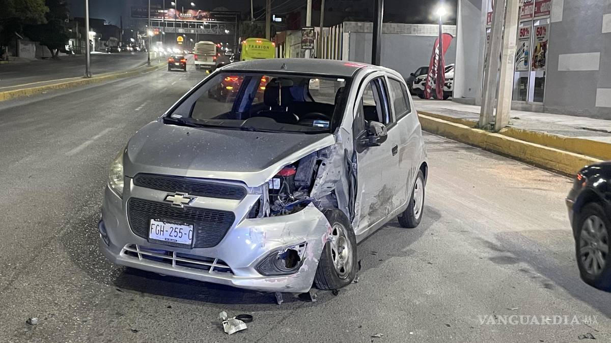 Choca contra auto y abandona su camioneta, en Saltillo