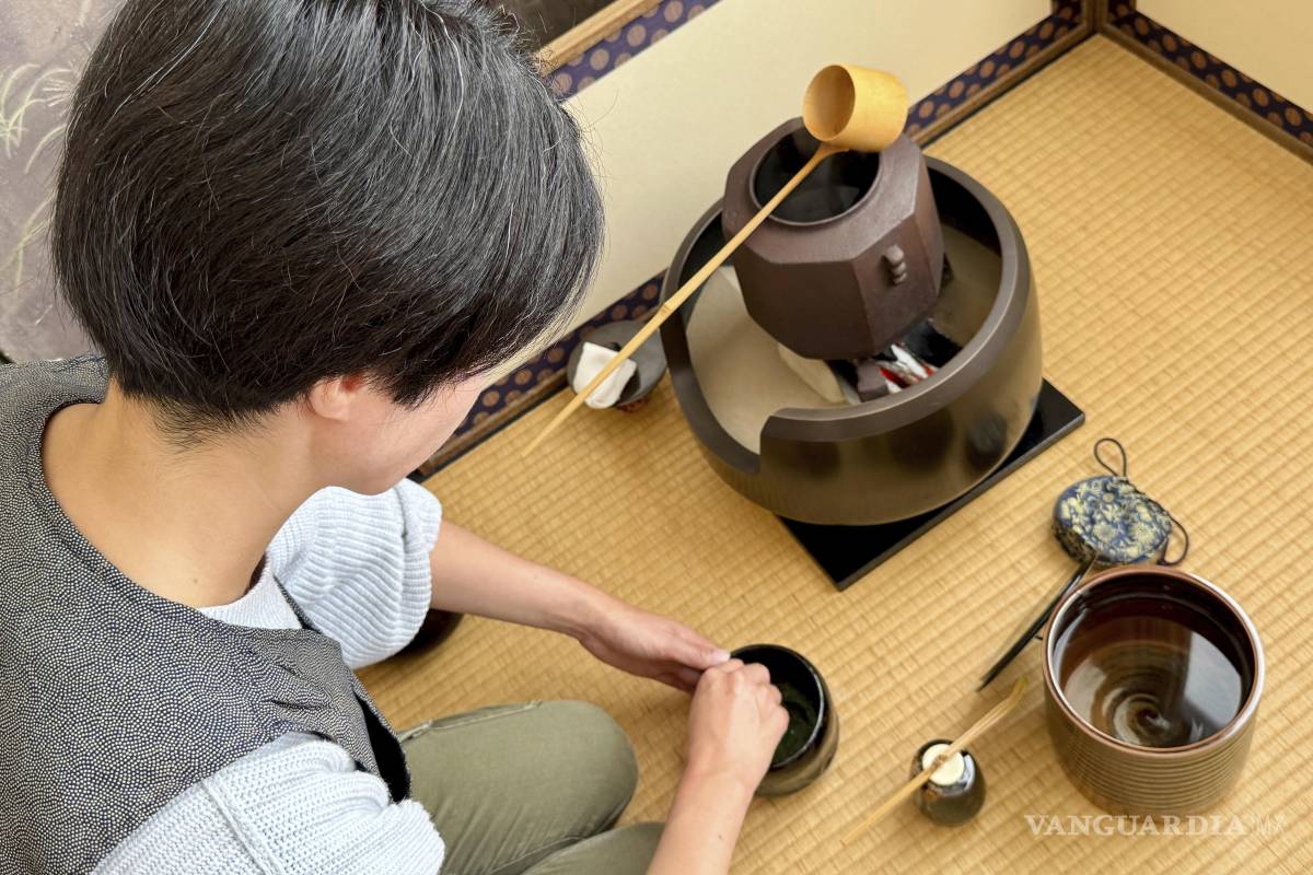 $!Anri Frank practica la preparación del matcha durante una clase de servicio tradicional japonés del té, el lunes 8 de septiembre de 2025, en San Francisco.