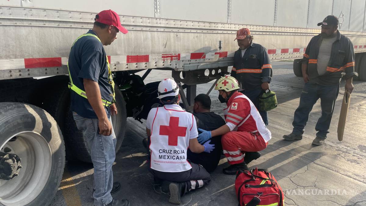 Motociclista choca contra caja de tráiler, en Saltillo