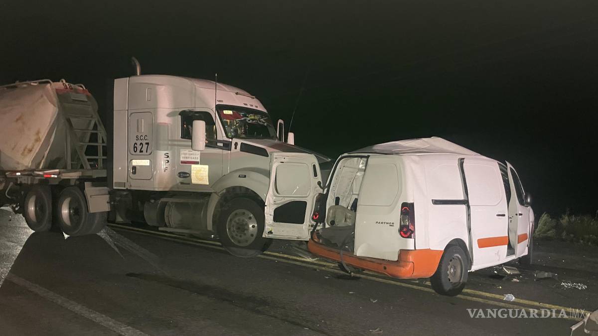 Choca contra tráiler y muere prensado, en Saltillo