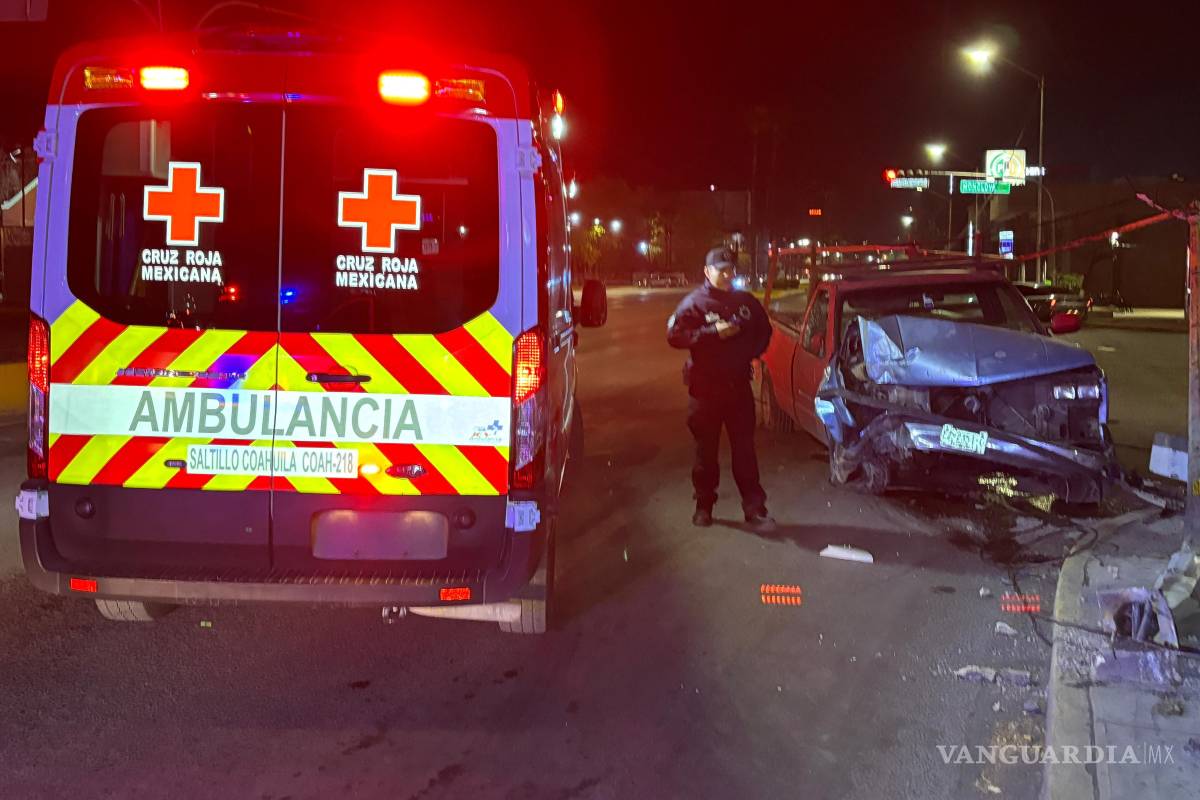 $!Paramédicos de la Cruz Roja acudieron al lugar del accidente, aunque no se reportaron personas lesionadas.