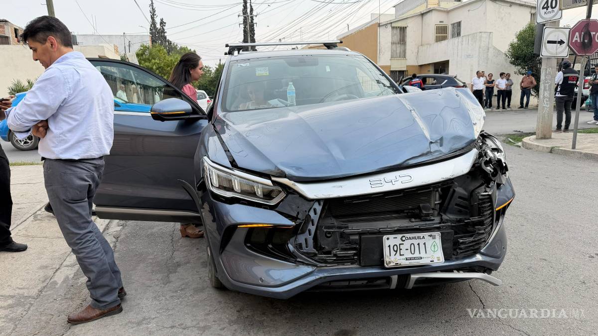 Conductora se impacta contra reja tras accidente, en Saltillo