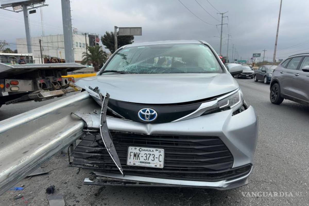 $!A pesar de lo aparatoso del choque, la conductora resultó ilesa, según informaron autoridades en el lugar de los hechos.