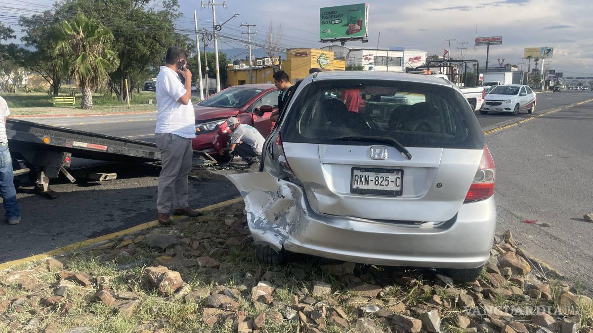 Auto de aplicación provoca accidente, en Saltillo