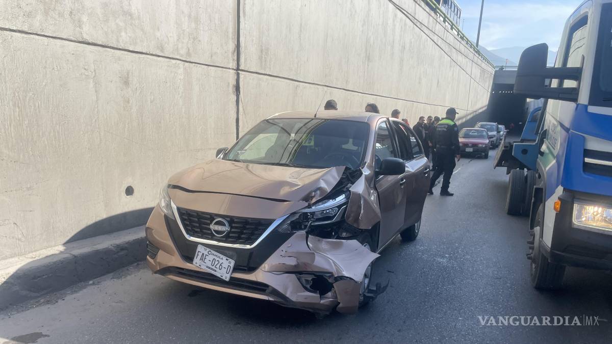 Choca y vuelca en el periférico de Saltillo