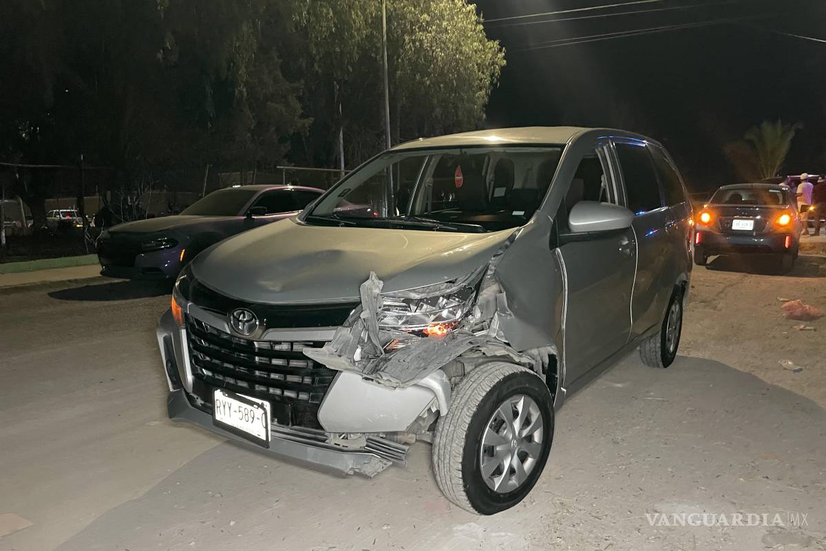 Menor impacta su motocicleta contra camioneta y termina herido, en Saltillo