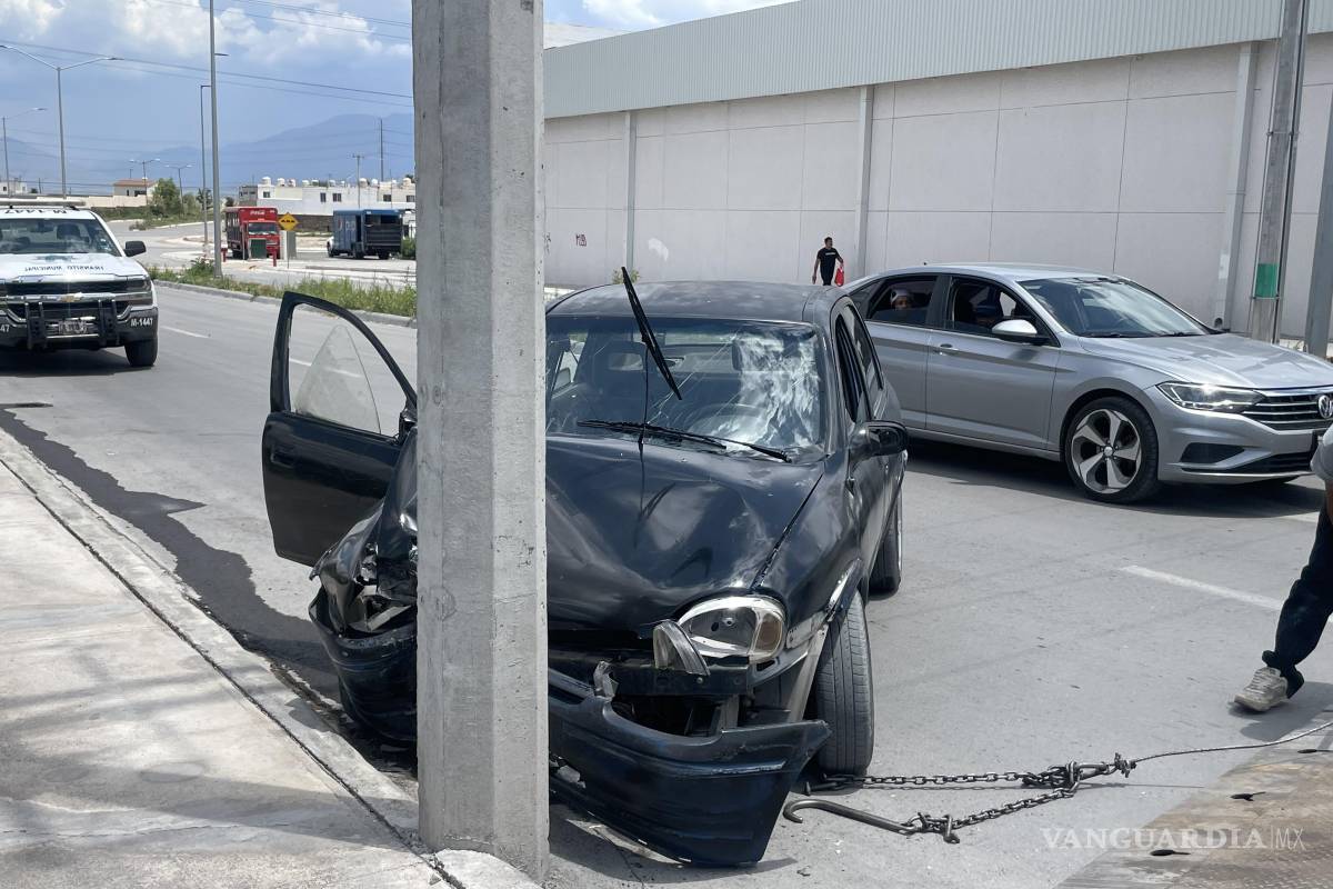 Se estrella mujer contra poste al distraerse con su hijo en Saltillo