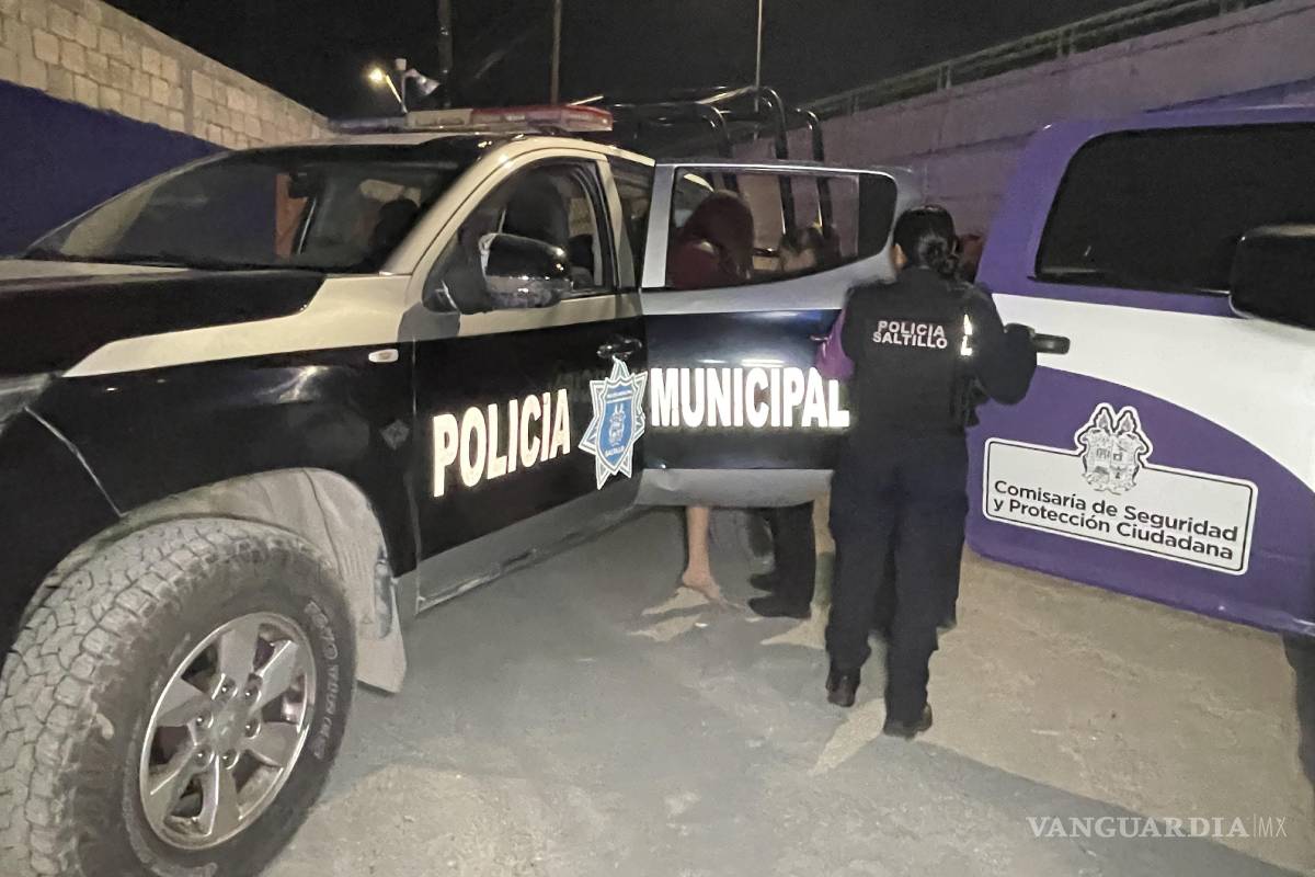 Mujer es arrojada de un auto en movimiento, en Saltillo