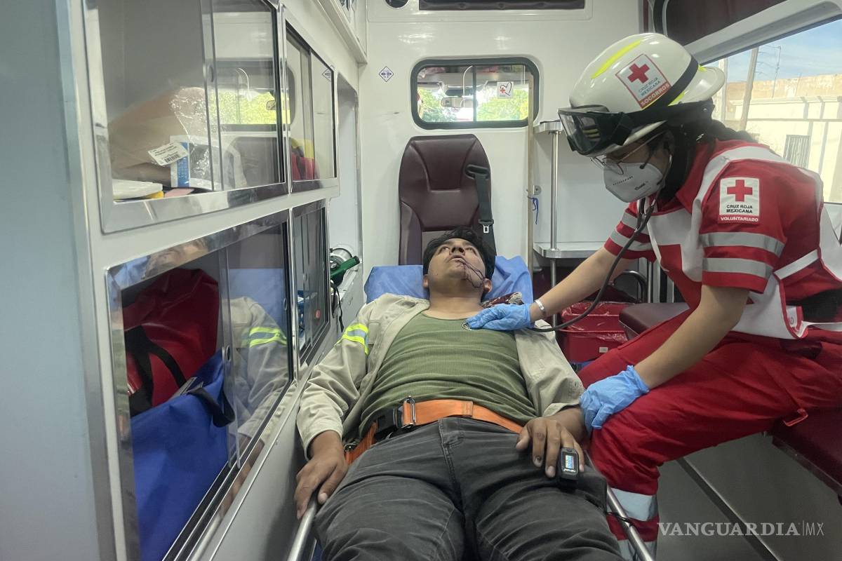 Trabajador cae de lo alto de un poste y termina lesionado, en Saltillo