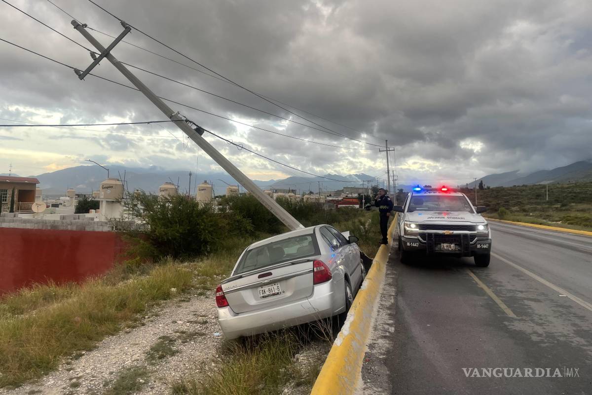 Conductor se impacta contra poste de concreto y abandona su auto, en Saltillo