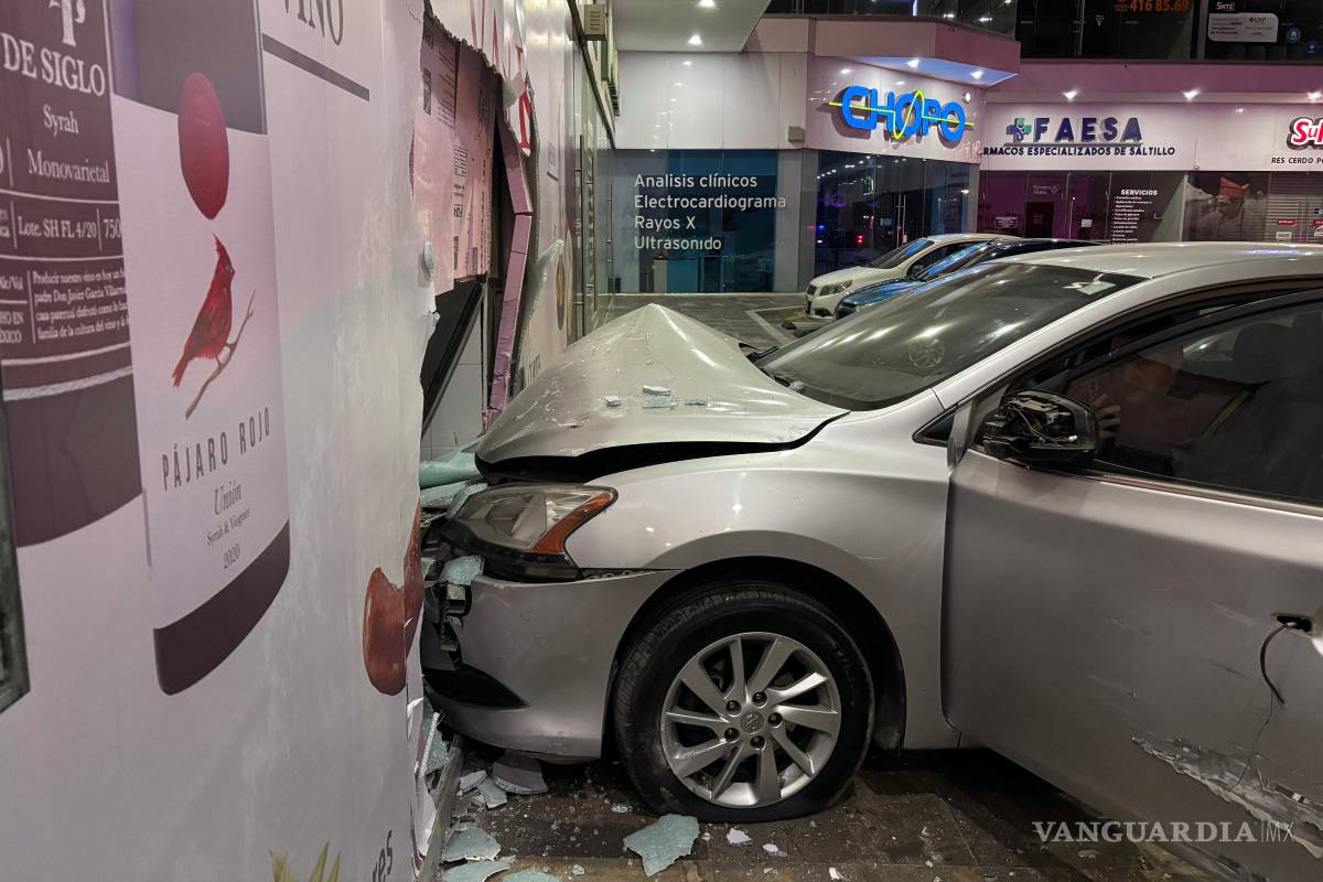 $!Elementos de Tránsito Municipal acudieron a la plaza comercial para tomar conocimiento del percance.