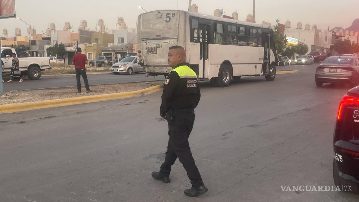 SE VA DE REVERSA Y CHOCA
