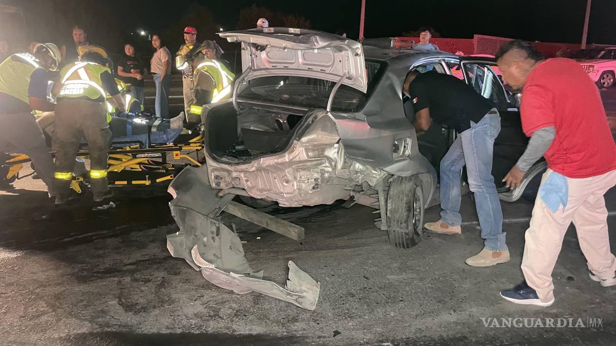 Dos personas terminan prensadas tras fuerte accidente, en Saltillo