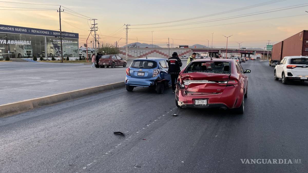 Camión de carga embiste a cuatro vehículos, en Ramos Arizpe