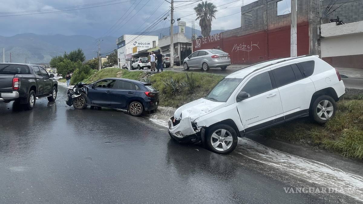Pavimento mojado provoca aparatoso accidente, en Saltillo