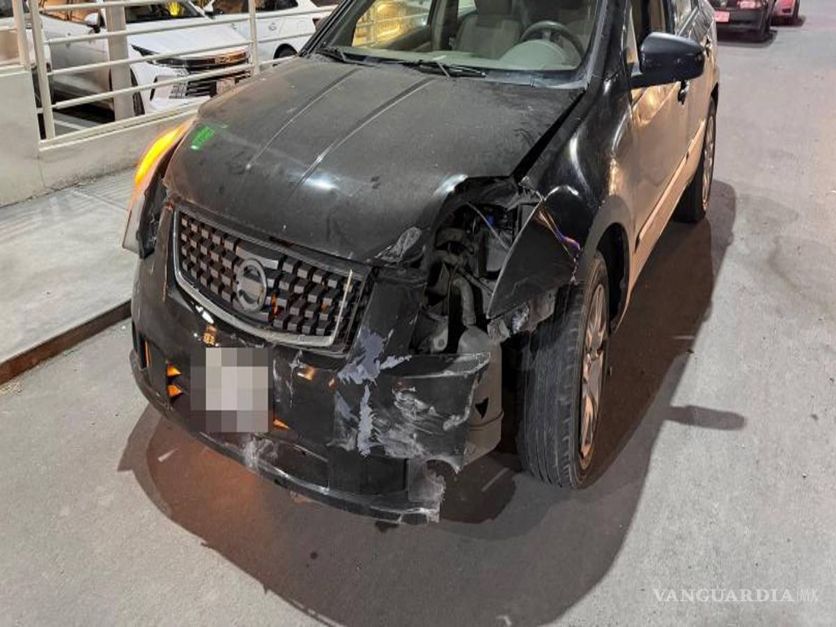 $!Paramédicos atendieron a la automovilista y la trasladaron de urgencia para recibir atención médica.