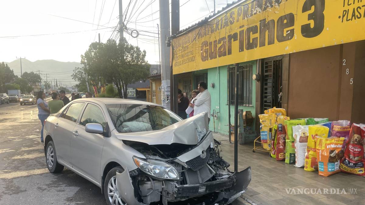 Conductor causa triple choque, en Saltillo
