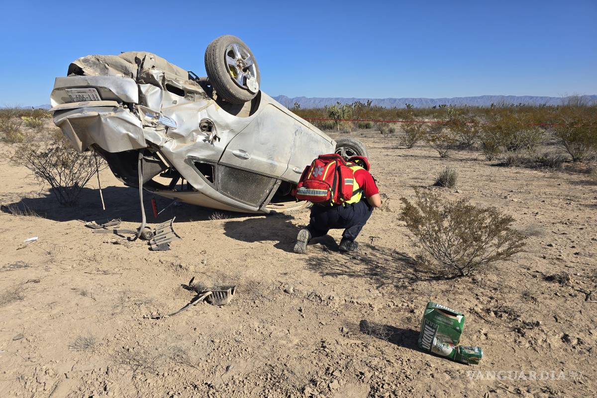 Mueren dos tras salir del camino y volcar en la carretera Monclova