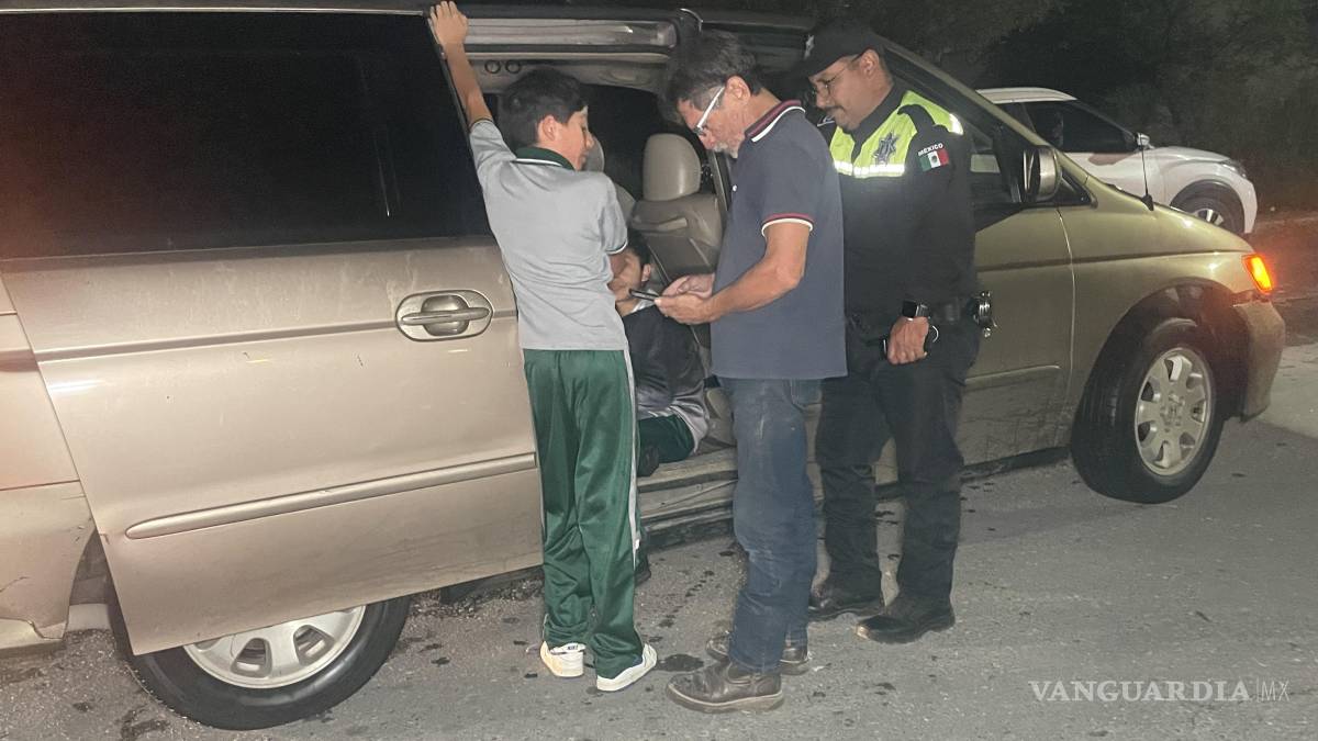 Adolescentes en moto terminan derribados por un tractocamión en Lomas de Lourdes