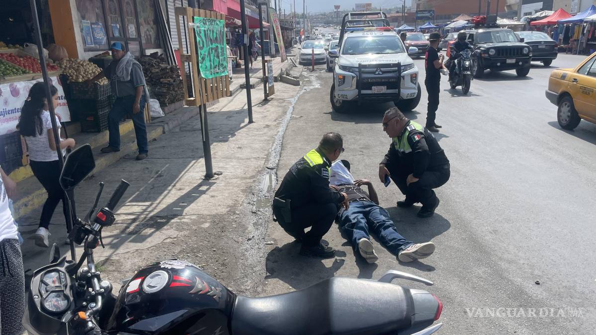 Motociclista se impacta contra camioneta, en Saltillo