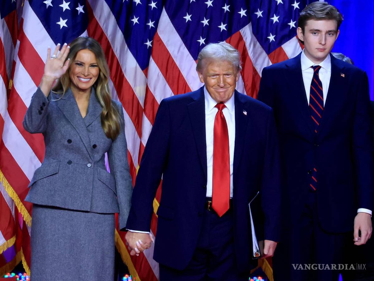 $!Melania Trump, visiblemente más sonriente que de costumbre, toma la mano de Donald Trump tras su victoria contra Kamala Harris el 5 de noviembre de 2024.