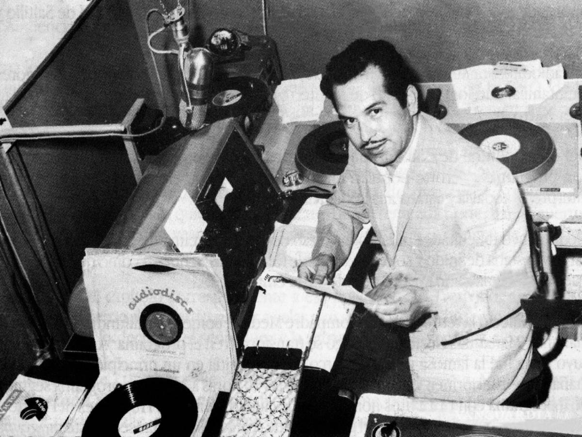 $!El Compadre Medina en la cabina de locución.