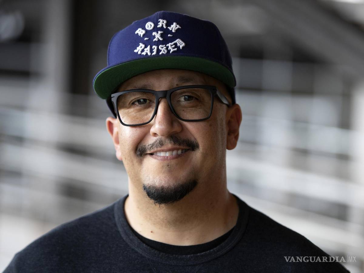 $!En esta imagen difundida por Pixar Animation Studios, el realizador Louis Gonzales de Pixar Animation Studios el 15 de febrero de 2021 en Emeryville, California. El cortometraje animado de Gonzales Nona se estrena el viernes en Disney+. AP/Pixar Animation Studios