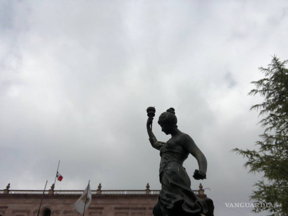 $!Lucen en mal estado las ninfas de la Plaza de Armas de Saltillo