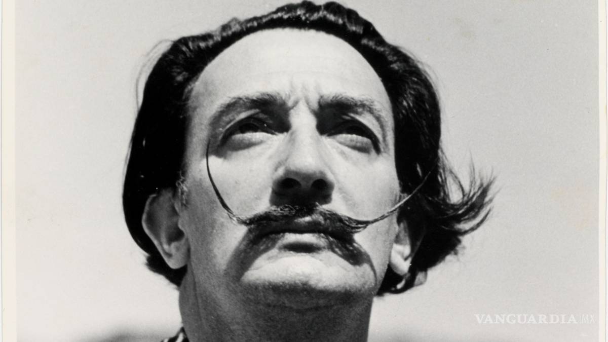 Dalí exhibe su bigote intacto al ser exhumado