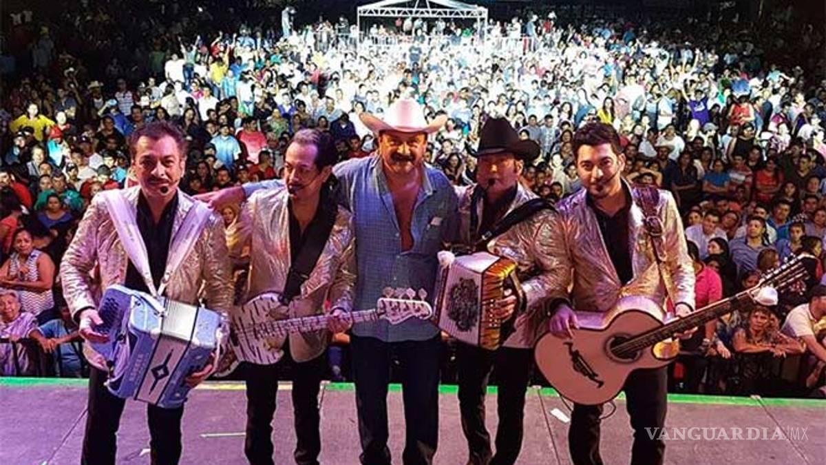 ‘Layín’ rinde su segundo informe junto a los Tigres del Norte; anuncia concierto de Maná