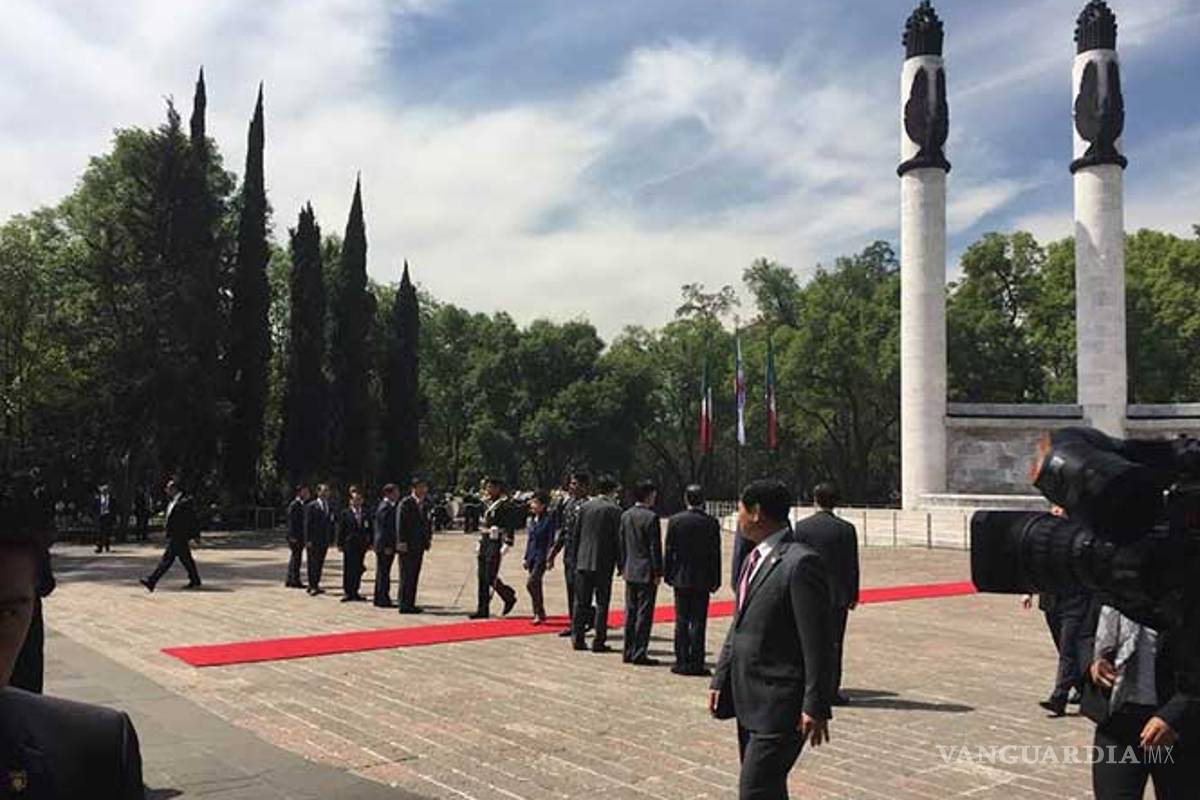 Presidenta de Corea deposita ofrenda en Monumento a Los Niños Héroes