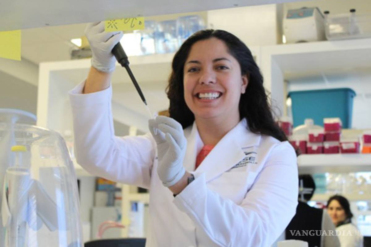 EPN felicita a premiada por tratamiento contra cáncer