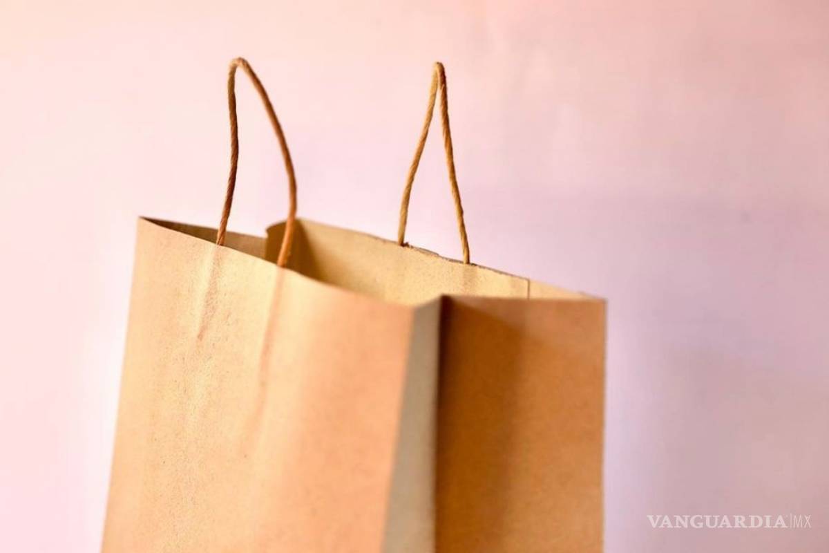 El estudiante ucraniano que transforma las hojas caídas de los árboles en papel de regalo