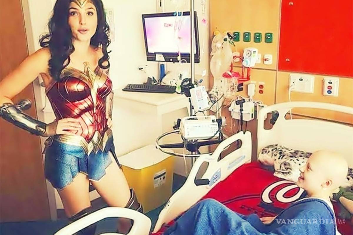Gal Gadot visita hospital infantil vestida de Wonder Woman