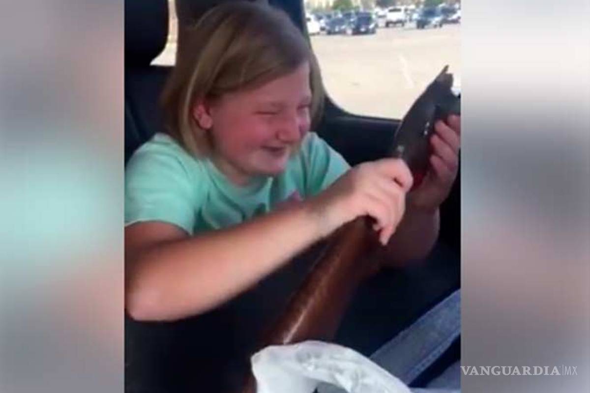 Sólo en Estados Unidos: niña se emociona cuando le regalan una escopeta