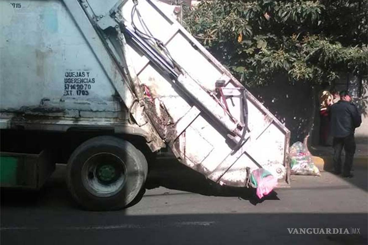 Hallan feto en camión de basura de CDMX