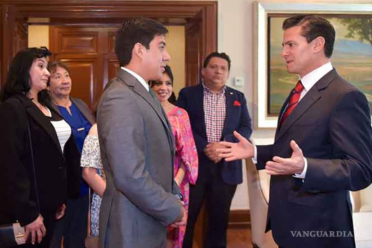 Peña Nieto recibe a mexicano que reclutó la NASA para estudiar a Marte