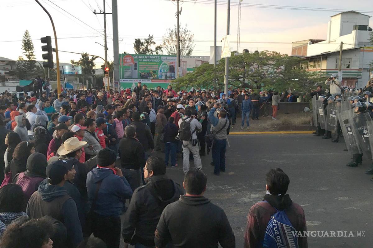 Choque entre federales y CNTE en Oaxaca previo a examen docente deja tres heridos