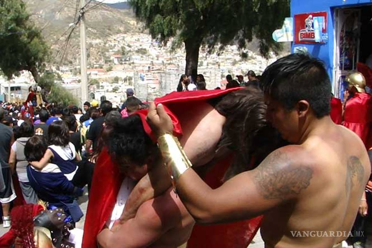 ‘Jesús de Nazaret’ sufre insolación en viacrucis de Hidalgo