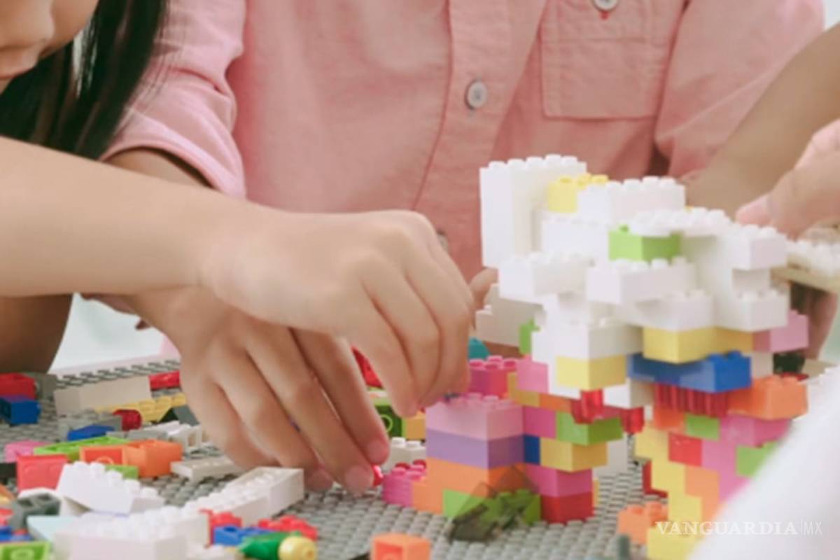 Ingenieros de LEGO hacen posible 'lluvia de caramelos'