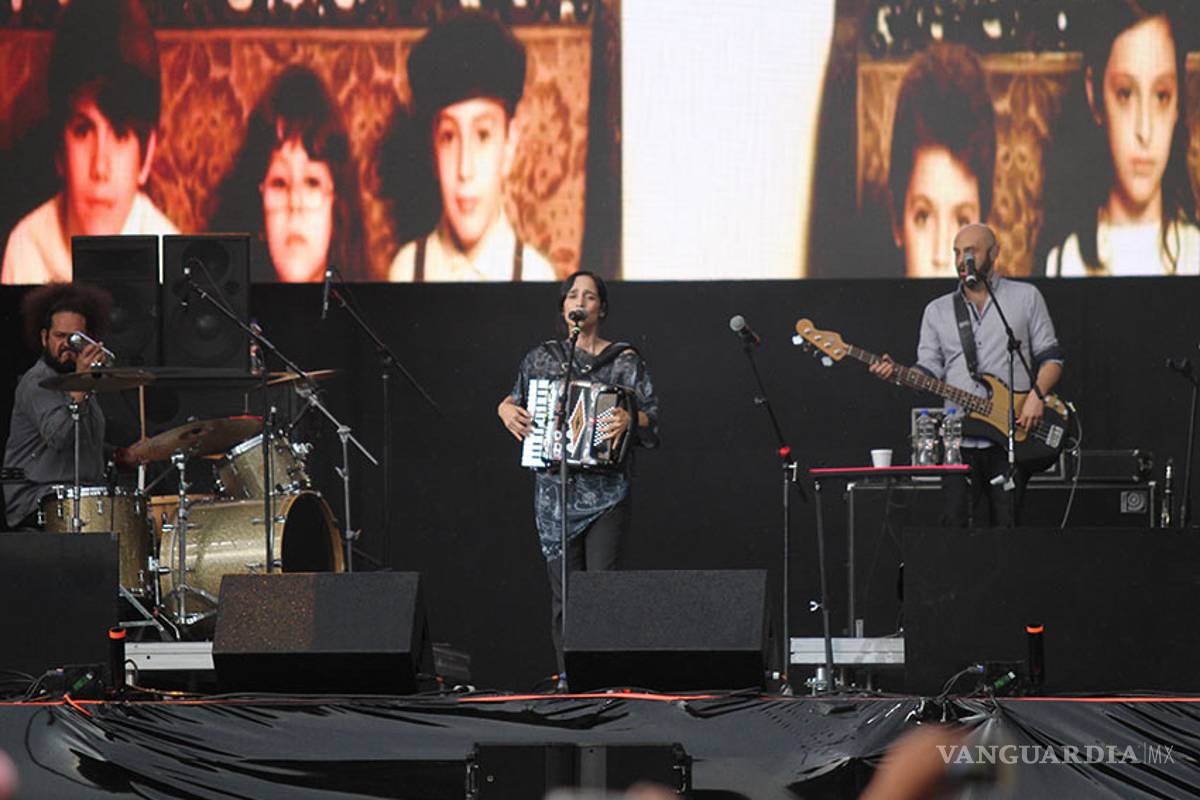 Julieta Venegas pide ayuda mundial para reconstruir México