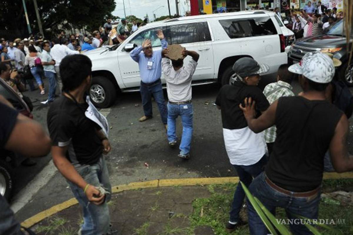 Agreden con palos y piedras a Ricardo Anaya y Miguel Ángel Yunes; acusan a Duarte