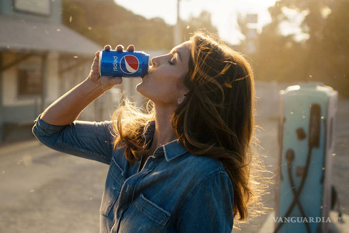 Cindy Crawford recrea comercial del Super Bowl de 1992