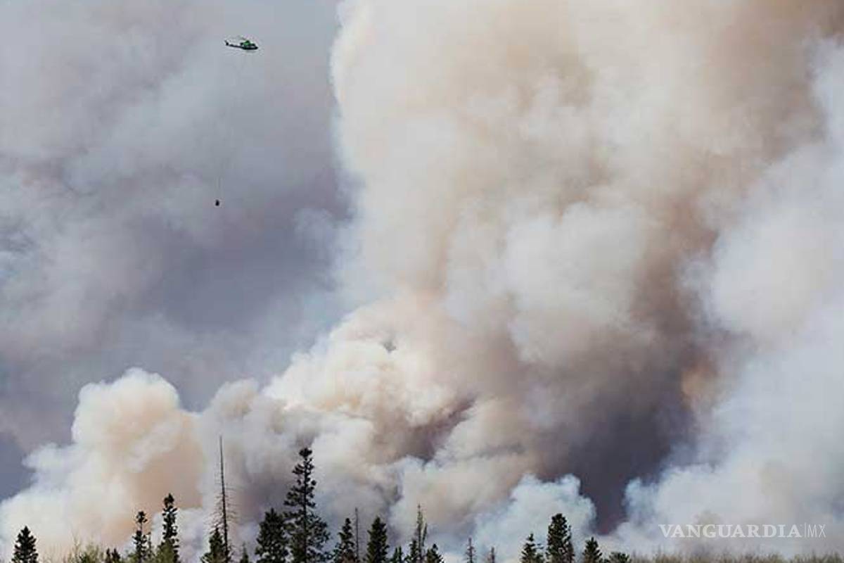 Incendio en Canadá sigue lejos de ser controlado